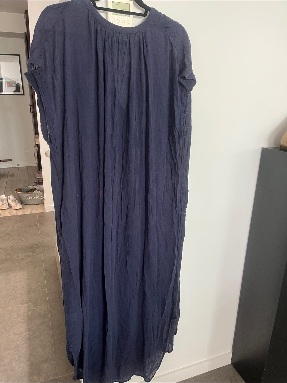 Xirina featherweight cotton gauze dress. Side pockets and slight discoloration. - Picture 3 of 5